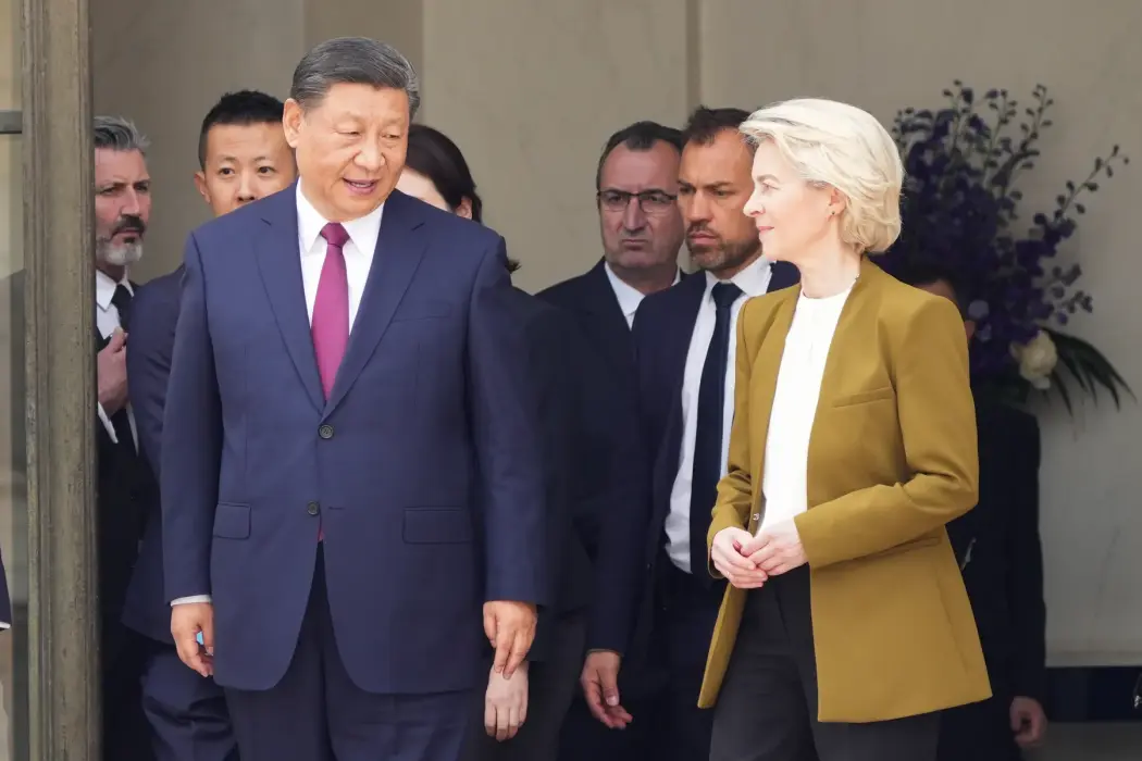 Chủ tịch European Commission Ursula von der Leyen và Tập Cận Bình, tại Paris, năm 2024. Hình ảnh: Nathan Laine/Bloomberg